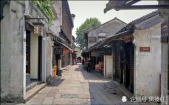 飞跃沙丘的小球